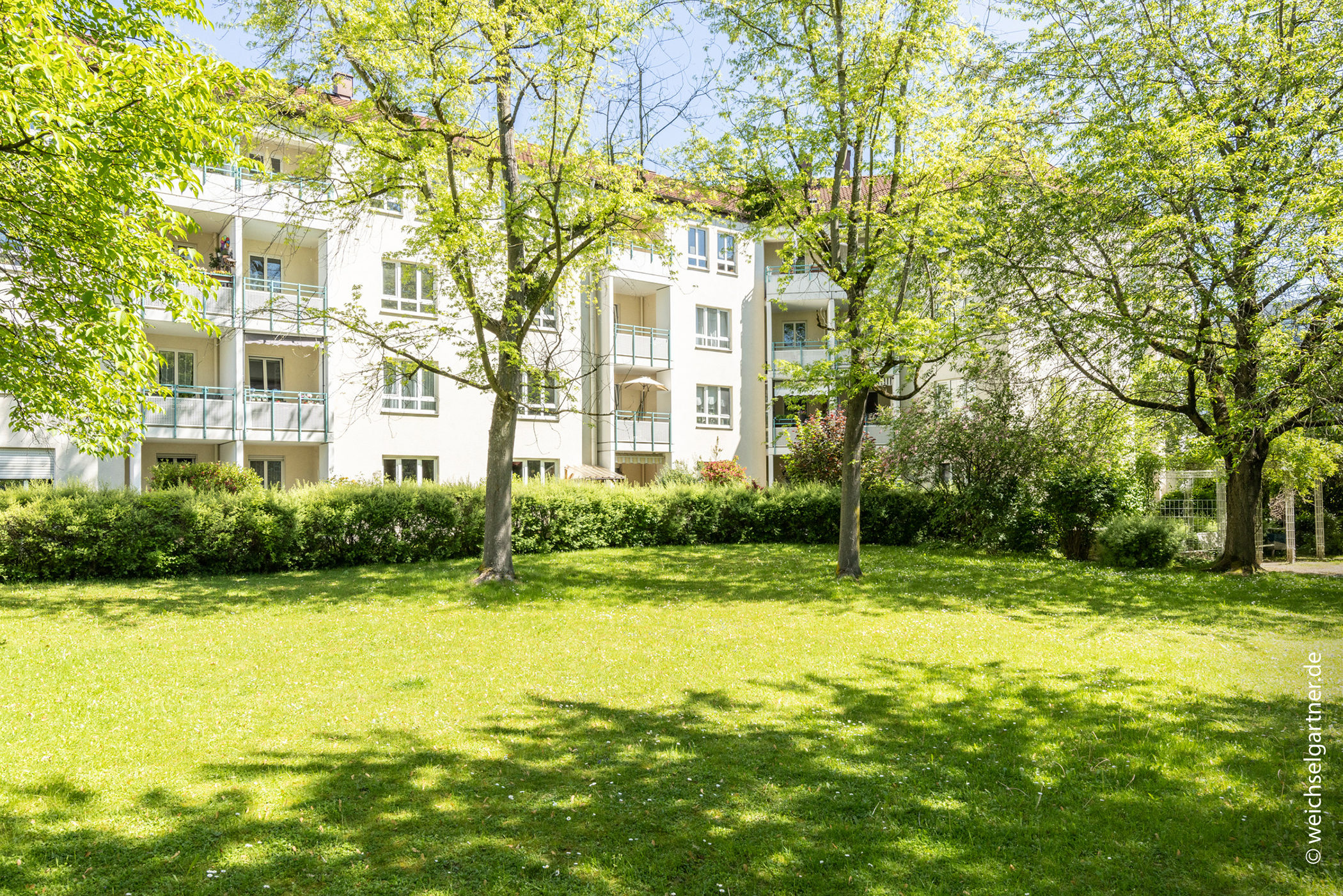 Ideal geschnittene und bezugsfreie Eigentumswohnung mit Süd-Loggia zum ruhigen und grünen Innenhof, 81929 München, Etagenwohnung