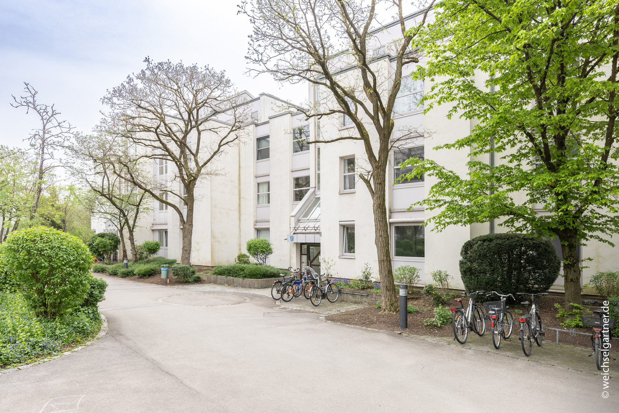 Direkt im bekannten Arabellapark: Ideal geschnittene Eigentumswohnung mit großem Süd-Balkon, 81925 München, Etagenwohnung